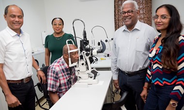 Staatsolie doneert moderne laserapparatuur aan AZP om blindheid te voorkomen